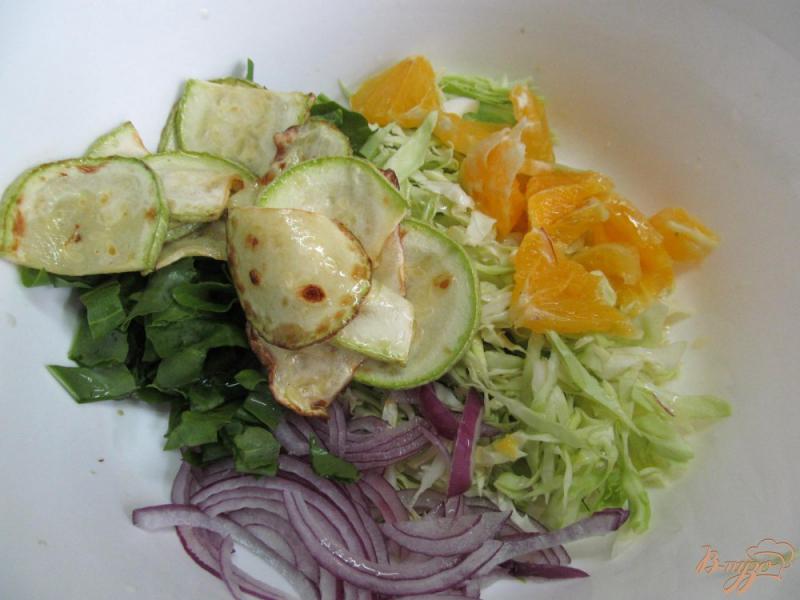 Фото приготовление рецепта: Салат из капусты апельсина кабачка шаг №5
