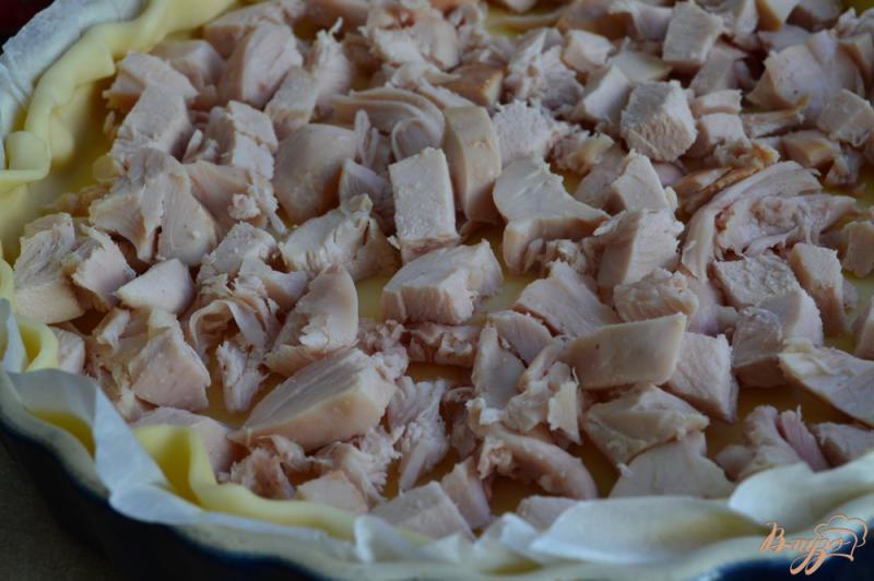 Фото приготовление рецепта: Пирог с куриным мясом и черносливом шаг №3