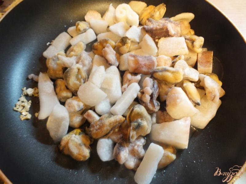 Фото приготовление рецепта: Паста с морепродуктами шаг №3