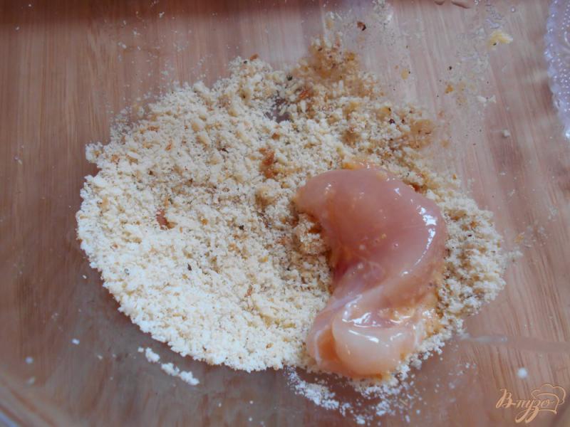 Фото приготовление рецепта: Куриное филе в миндальной панировке. шаг №6