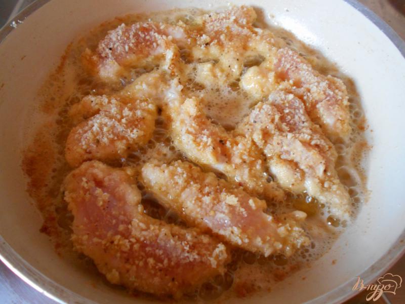 Фото приготовление рецепта: Куриное филе в миндальной панировке. шаг №7