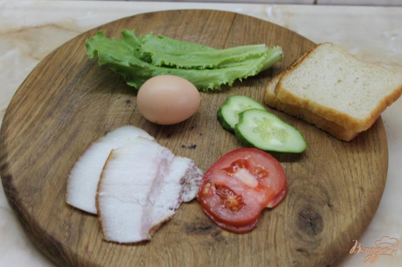 Фото приготовление рецепта: Тост с жаренным беконом и яичницей глазуньей шаг №1
