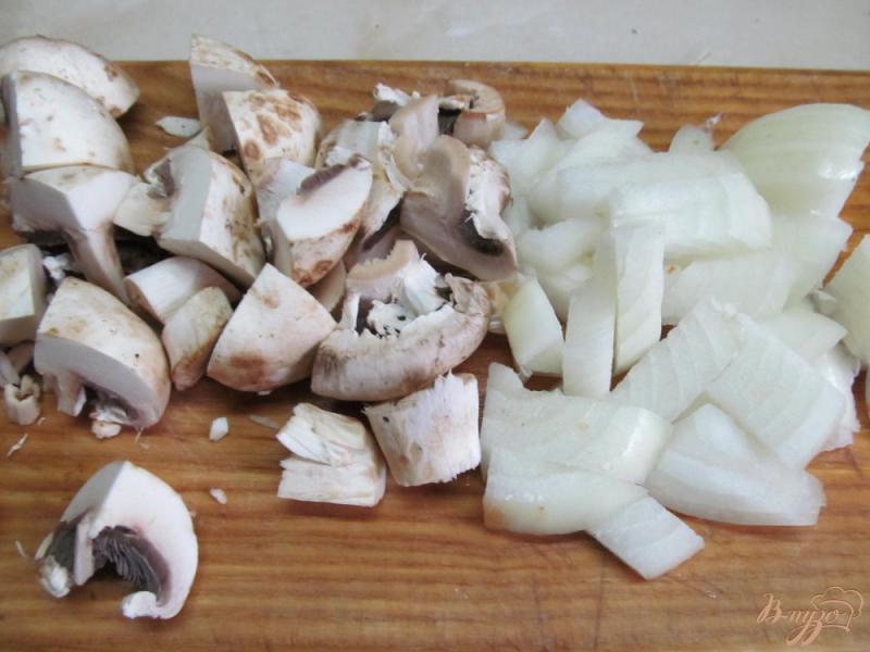 Фото приготовление рецепта: Молодой картофель с грибным соусом шаг №3