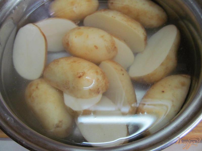 Фото приготовление рецепта: Молодой картофель с грибным соусом шаг №2