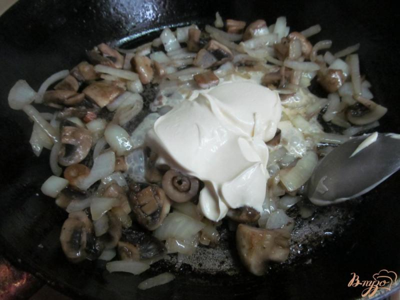Фото приготовление рецепта: Молодой картофель с грибным соусом шаг №4