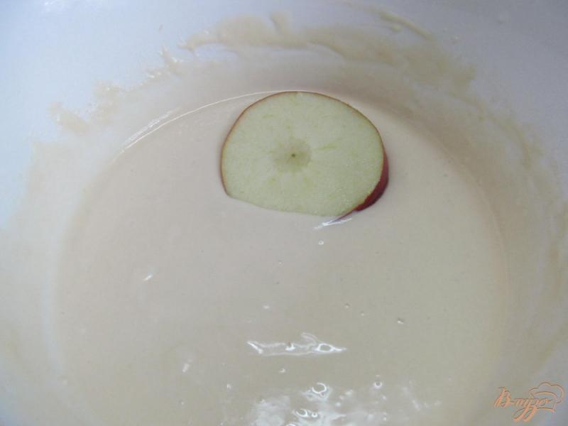 Фото приготовление рецепта: Яблочные кольца в тесте шаг №6