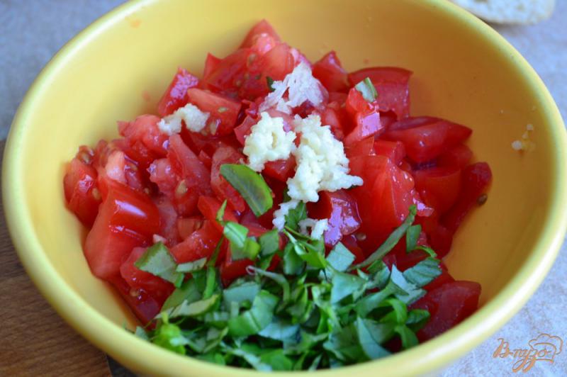 Фото приготовление рецепта: Брускетта с помидорами и сардинами шаг №3