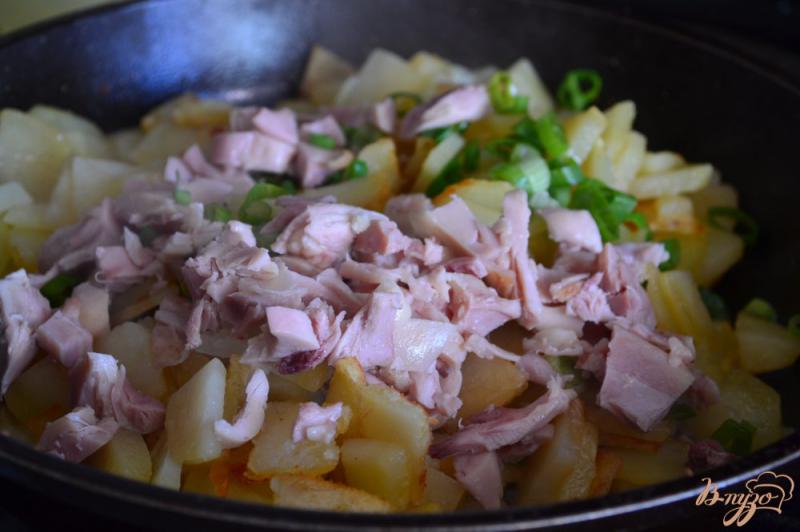 Фото приготовление рецепта: Жареный картофель с копченым куриным мясом шаг №6