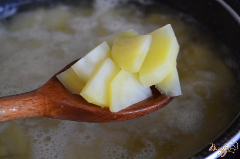Фото приготовление рецепта: Жареный картофель с копченым куриным мясом шаг №2