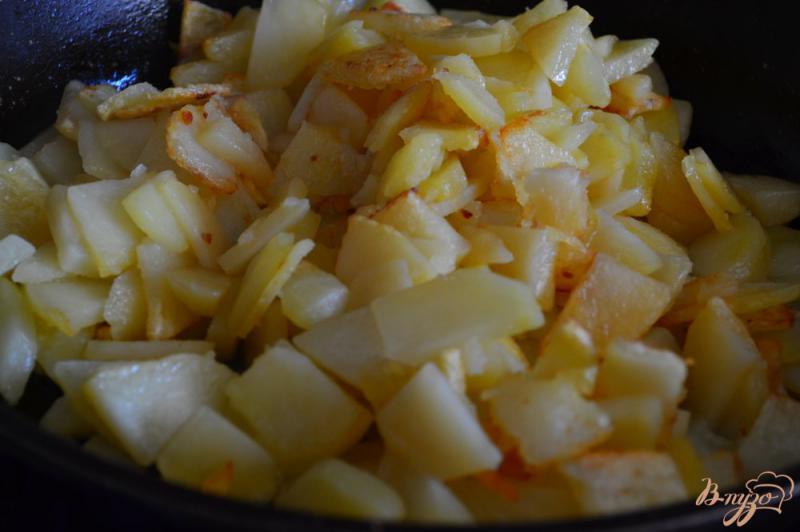 Фото приготовление рецепта: Жареный картофель с копченым куриным мясом шаг №5