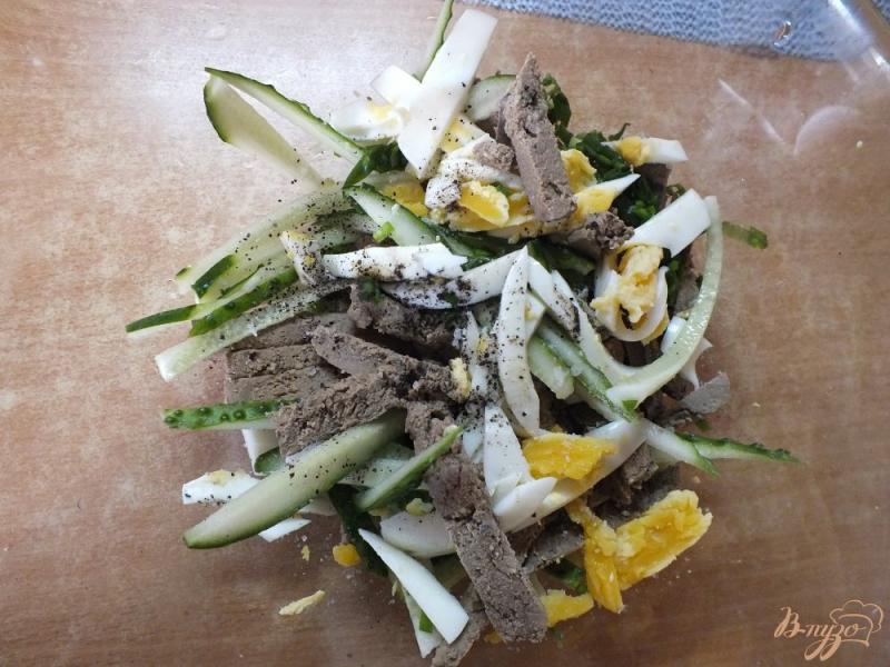 Фото приготовление рецепта: Салат с отварной печенью шаг №5