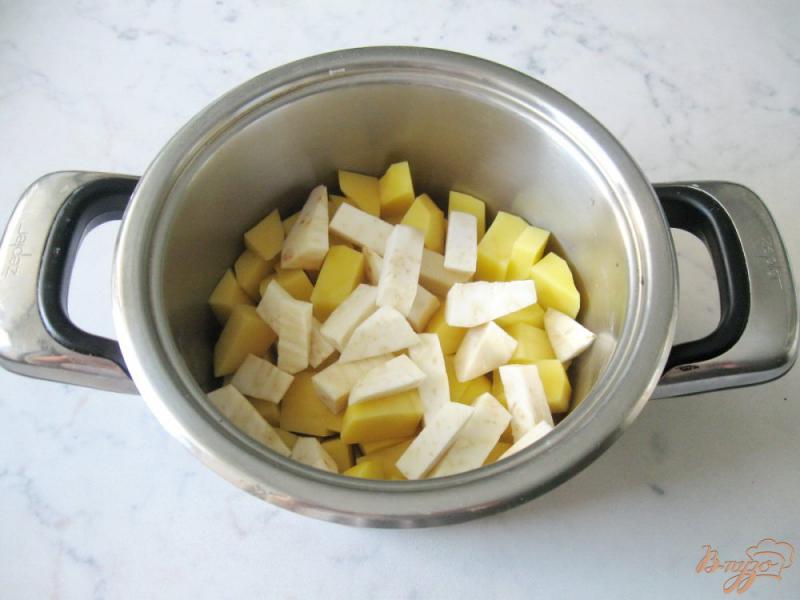 Фото приготовление рецепта: Суп-пюре из пекинской капусты с сельдереем шаг №3
