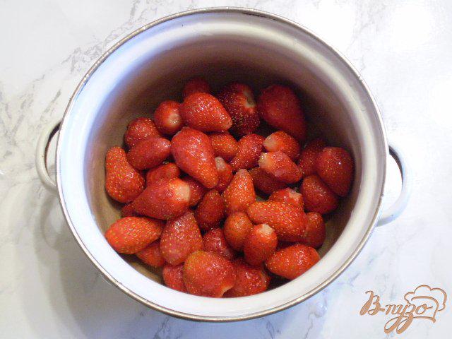 Фото приготовление рецепта: Желе с целыми ягодами клубники шаг №2