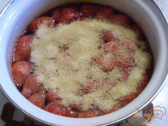 Фото приготовление рецепта: Желе с целыми ягодами клубники шаг №5
