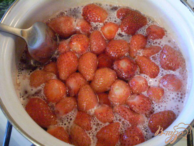 Фото приготовление рецепта: Желе с целыми ягодами клубники шаг №4