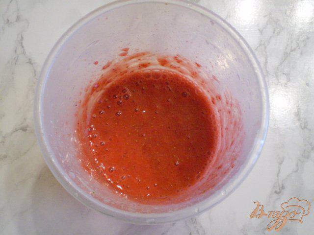 Фото приготовление рецепта: Соус из ягод клубники шаг №4