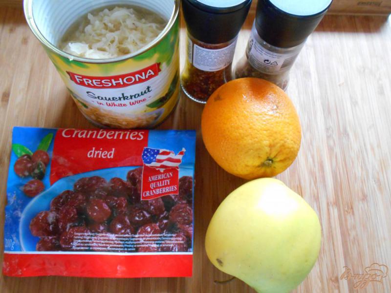 Фото приготовление рецепта: Салат с кислой капустой, апельсином и яблоком шаг №1
