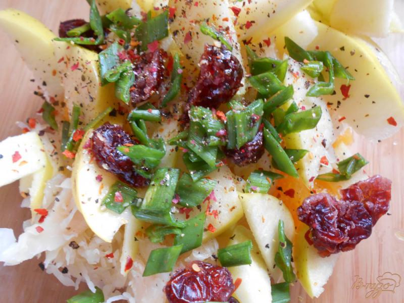 Фото приготовление рецепта: Салат с кислой капустой, апельсином и яблоком шаг №5