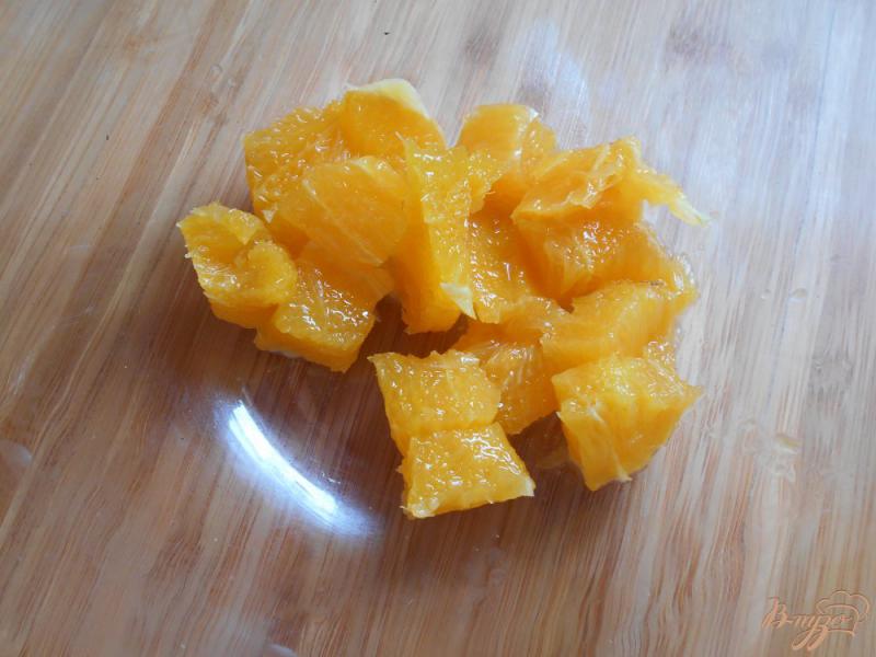 Фото приготовление рецепта: Салат с кислой капустой, апельсином и яблоком шаг №2