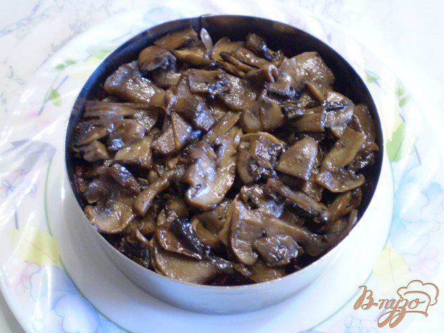 Фото приготовление рецепта: Салат с жареными грибами и свеклой шаг №7