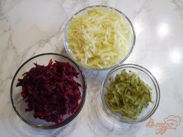 Фото приготовление рецепта: Салат с жареными грибами и свеклой шаг №3