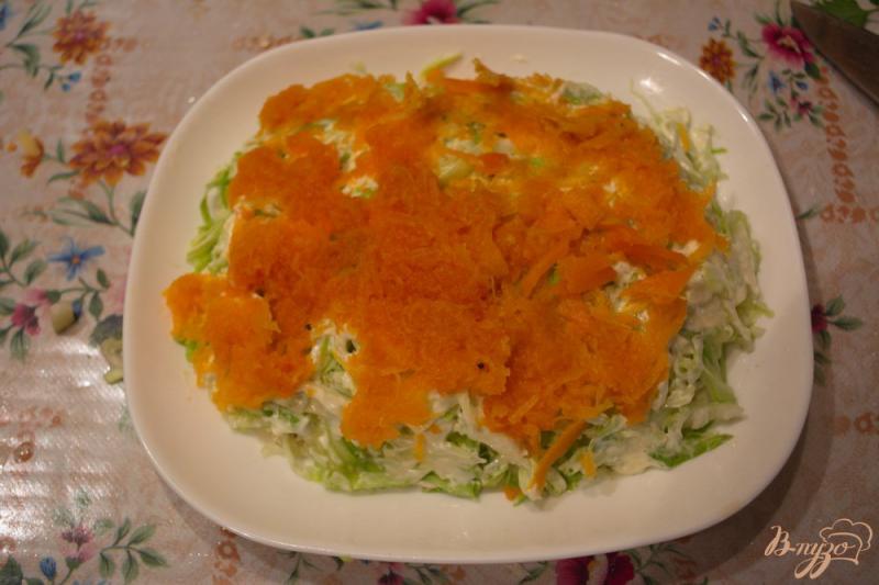 Фото приготовление рецепта: Салат с курицей и капустой слоеный шаг №4