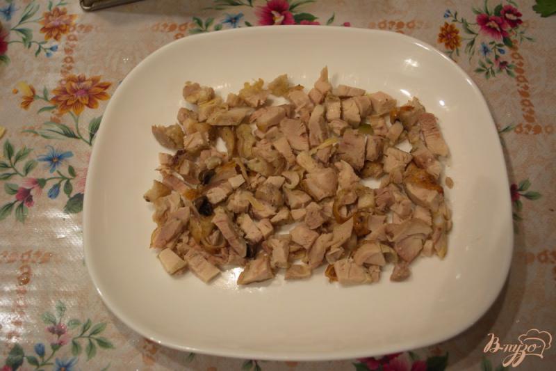 Фото приготовление рецепта: Салат с курицей и капустой слоеный шаг №1