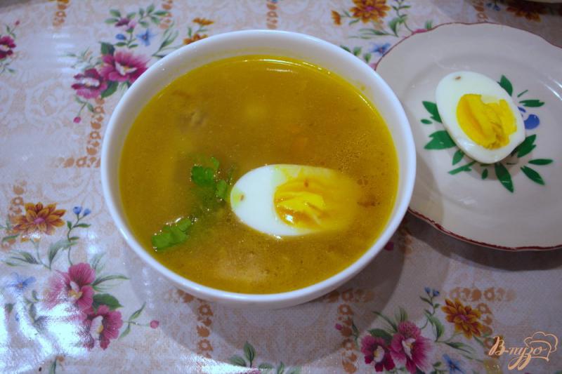 Фото приготовление рецепта: Куриный суп с яйцом шаг №7