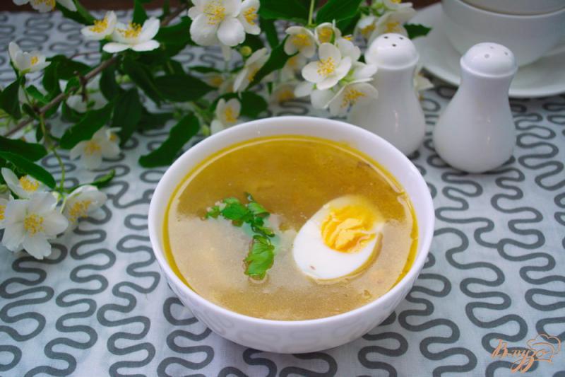 Фото приготовление рецепта: Куриный суп с яйцом шаг №8