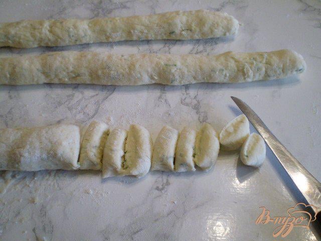 Фото приготовление рецепта: Ленивые вареники соленые с сыром и укропом шаг №4