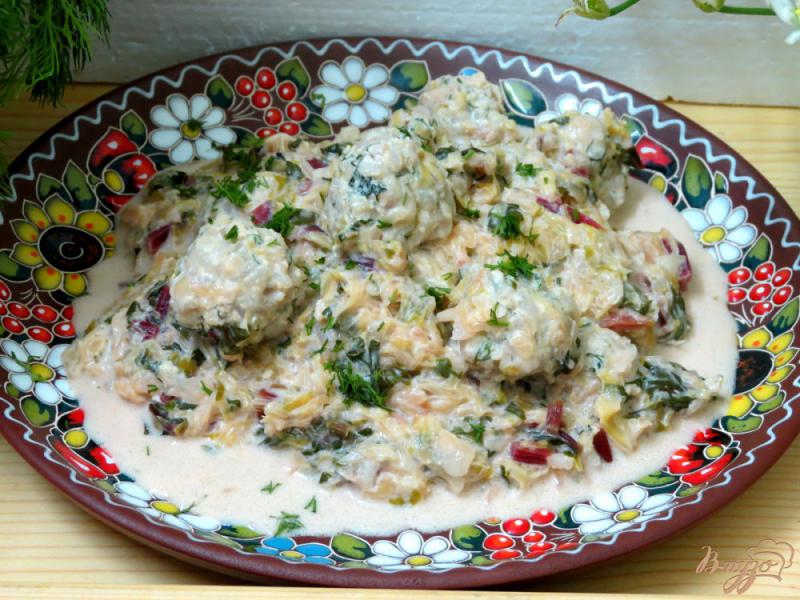 Фото приготовление рецепта: Ботвинья с капустой и тефтельками шаг №11