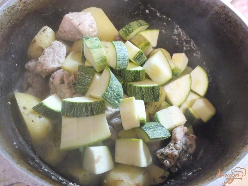 Фото приготовление рецепта: Свинина тушеная с молодым картофелем и овощами шаг №4