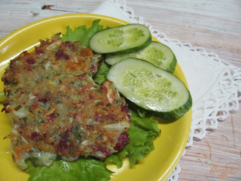 Фото приготовление рецепта: Овощные котлеты с беконом и колбасой шаг №7