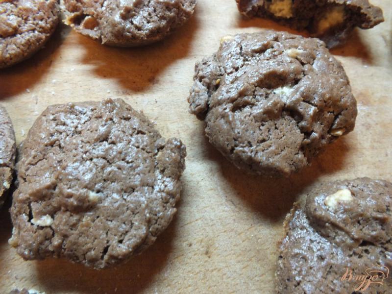 Фото приготовление рецепта: Печенье с двумя видами шоколада шаг №9
