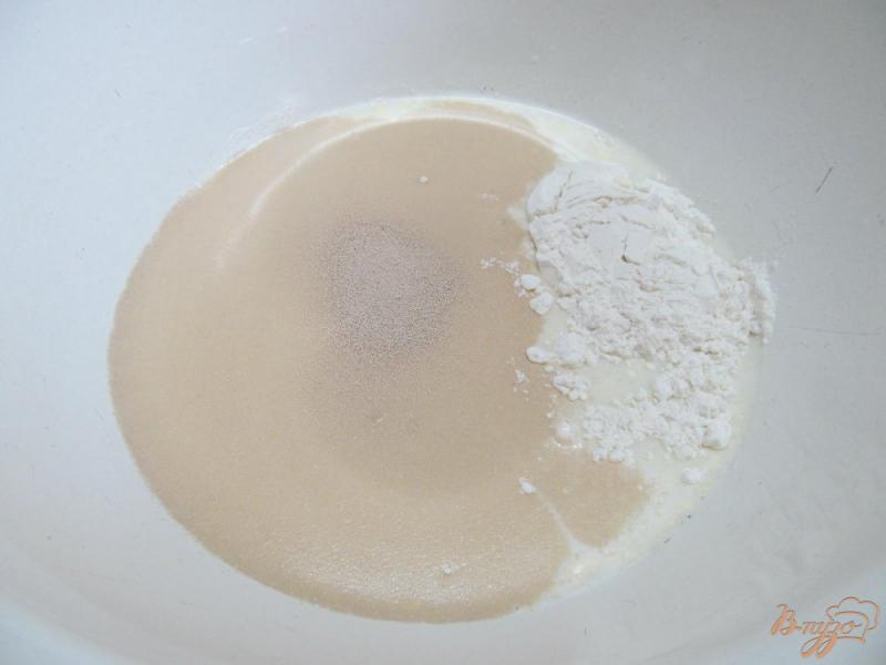 Фото приготовление рецепта: Булочки на кислом молоке шаг №1