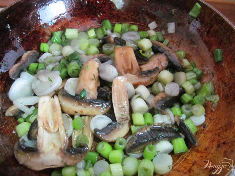 Фото приготовление рецепта: Линь с грибами в соусе шаг №5