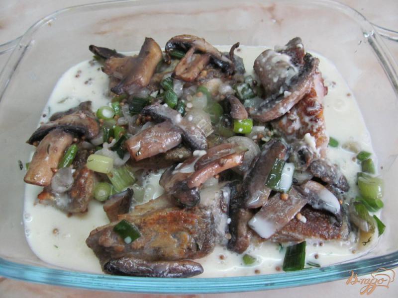 Фото приготовление рецепта: Линь с грибами в соусе шаг №9