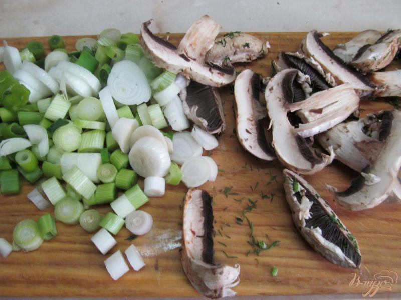Фото приготовление рецепта: Линь с грибами в соусе шаг №4