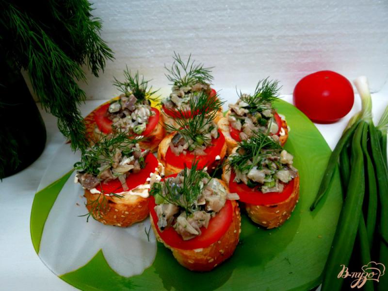 Фото приготовление рецепта: Гренки с помидорами и зеленью шаг №9