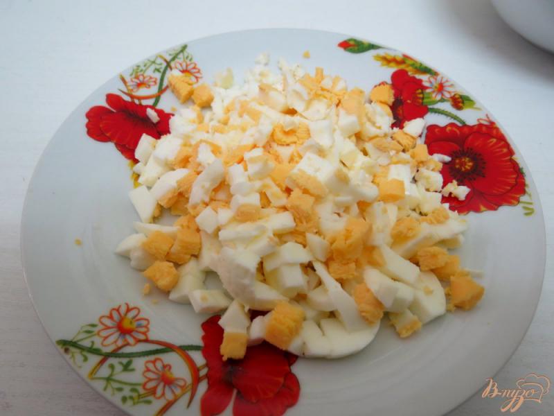 Фото приготовление рецепта: Салат из огурца, щавеля и кукурузы шаг №6