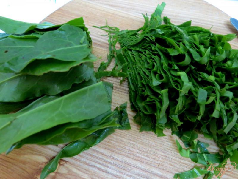 Фото приготовление рецепта: Салат из огурца, щавеля и кукурузы шаг №4