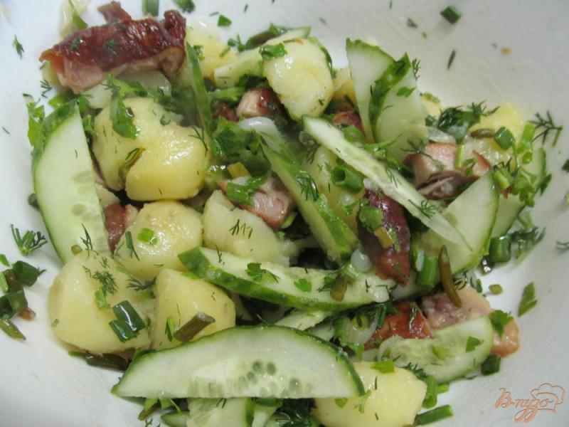 Фото приготовление рецепта: Теплый картофельный салат с копченой куричей шаг №7