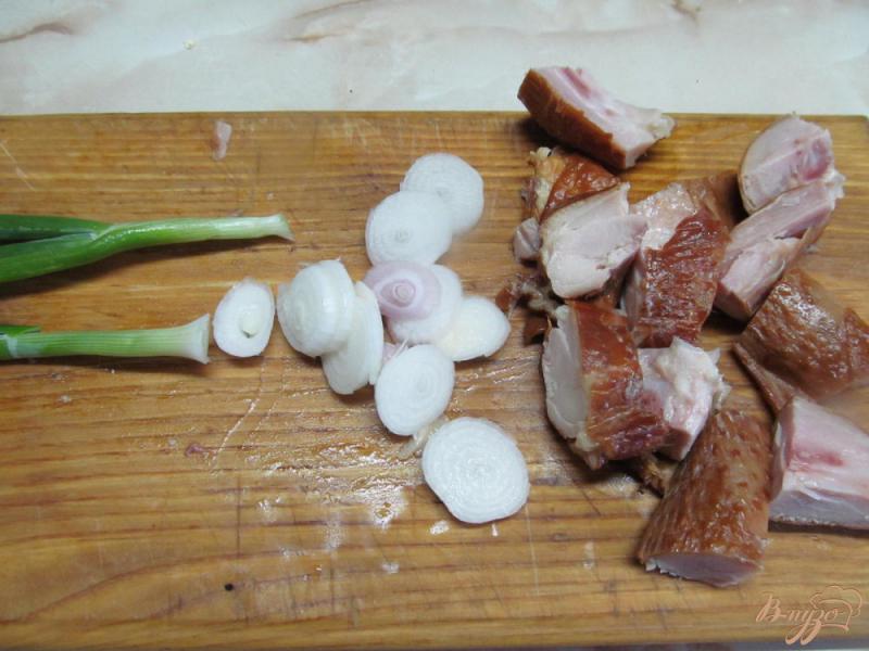 Фото приготовление рецепта: Теплый картофельный салат с копченой куричей шаг №2
