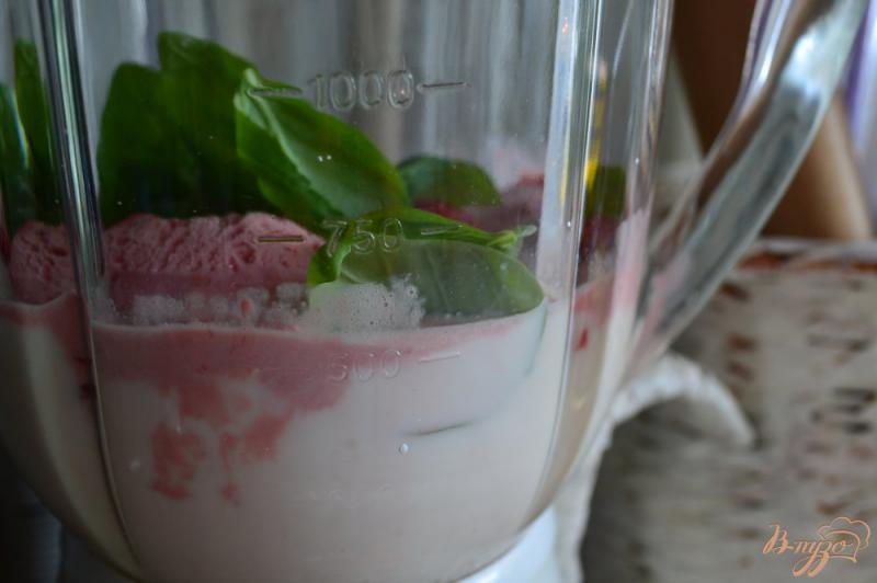 Фото приготовление рецепта: Молочный коктейль «клубника-базилик» шаг №3
