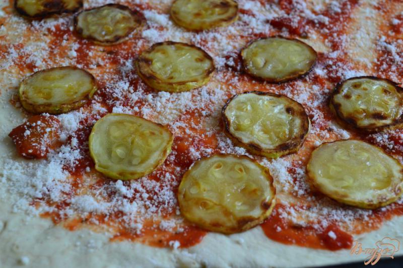 Фото приготовление рецепта: Пицца с кабачком и креветками шаг №4