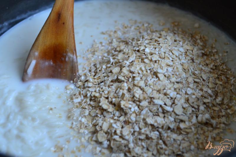 Фото приготовление рецепта: Молочная рисово-овсяная каша с ягодами шаг №3