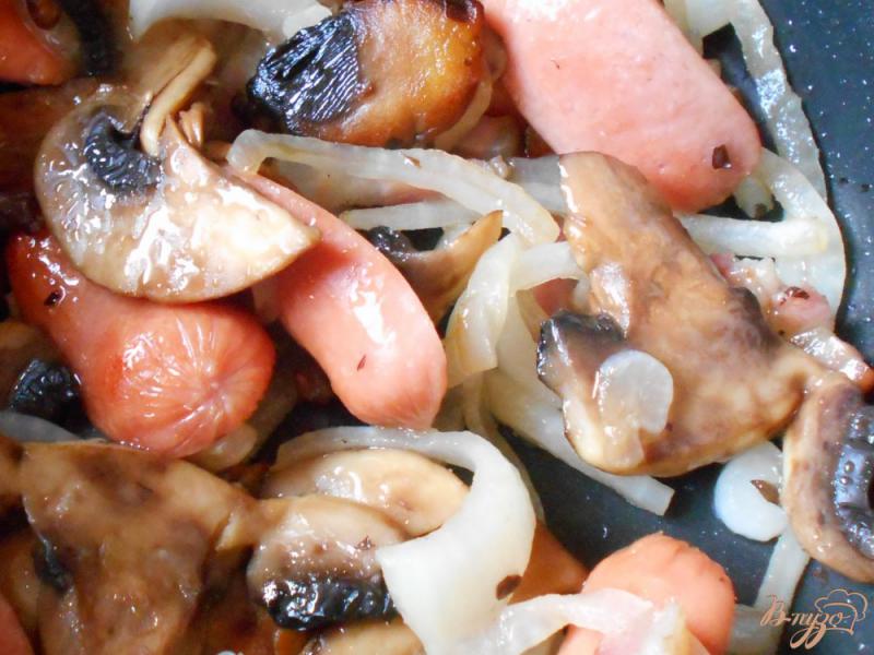 Фото приготовление рецепта: Кислая капуста тушеная с сосисками и грибами шаг №4