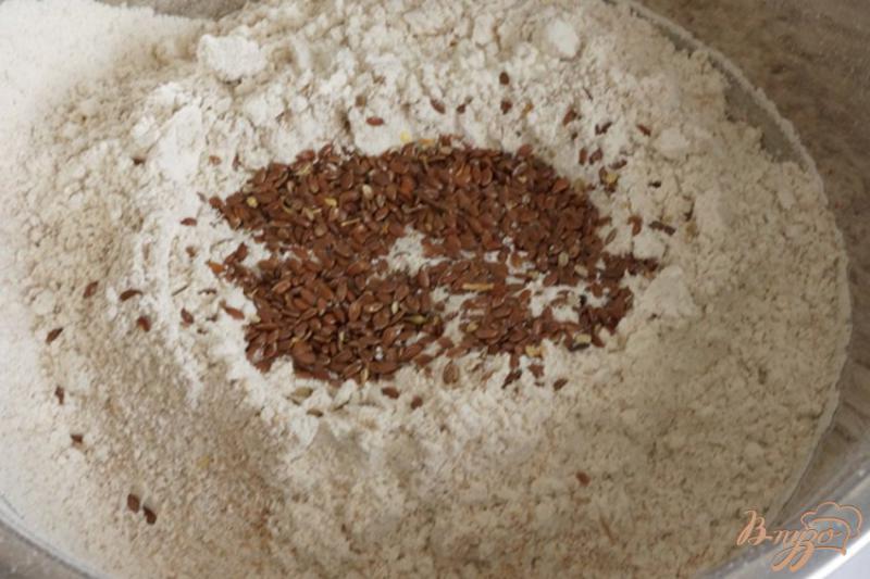 Фото приготовление рецепта: Хлеб «Цельнозерновой» с горчицей и семенами льна шаг №4