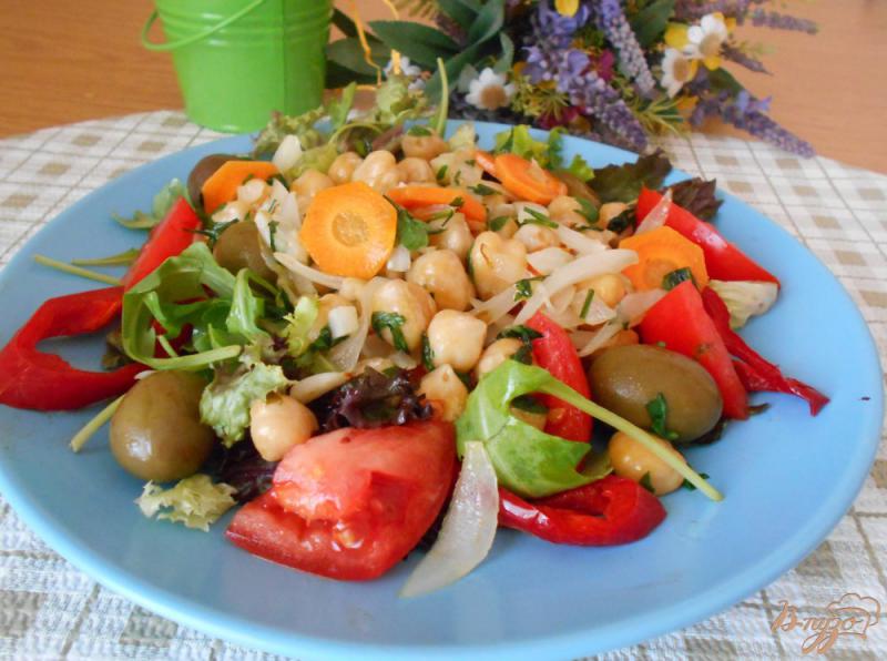 Фото приготовление рецепта: Теплый салат с нутом шаг №5