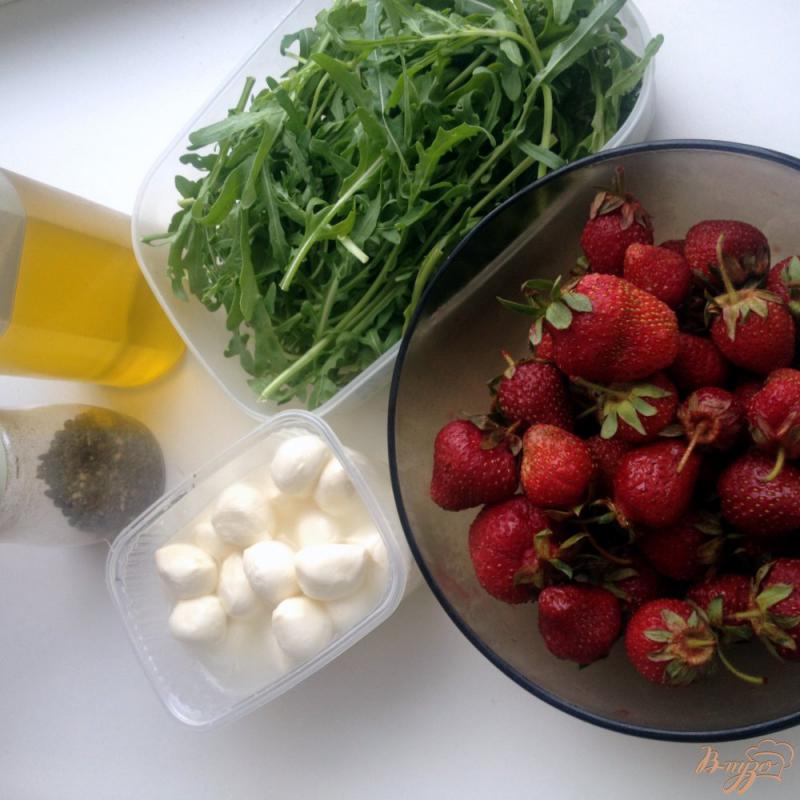 Фото приготовление рецепта: Салат с рукколой, клубникой и моцареллой шаг №1